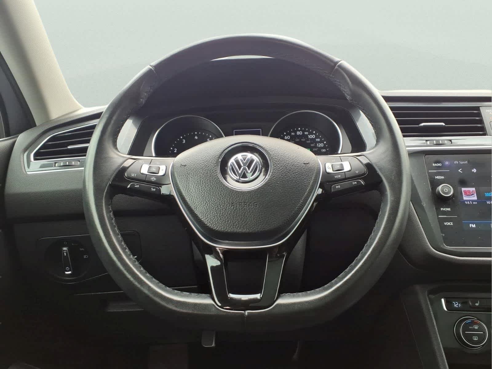 Used 2019 Pyrite Silver Metallic Volkswagen SE image 19