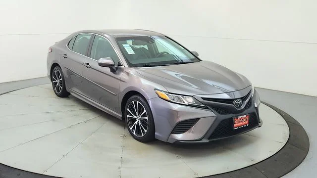Used 2018 Gray Toyota SE image 14