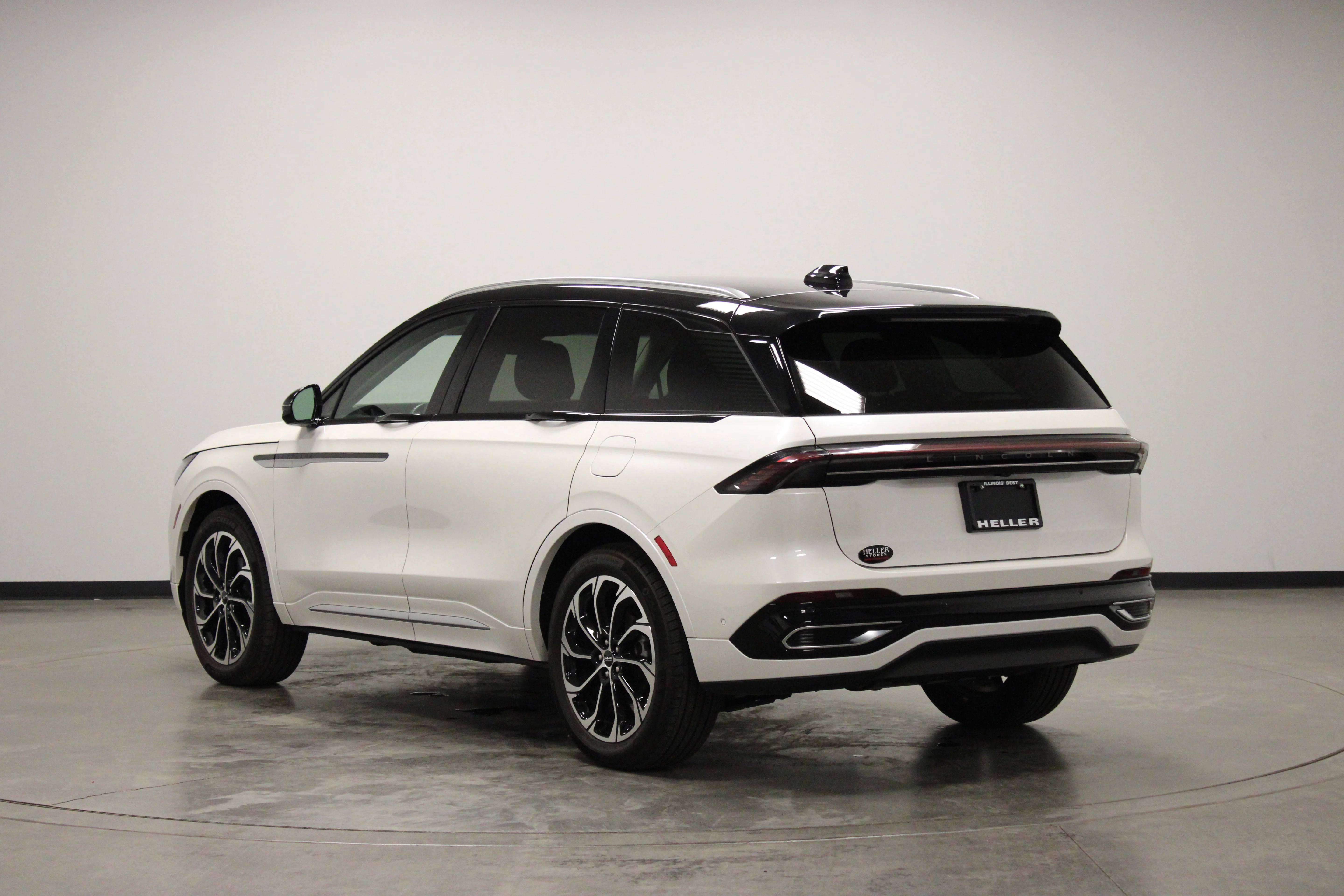 Used 2024 White Platinum Clearcoat Metallic Lincoln Reserve image 6