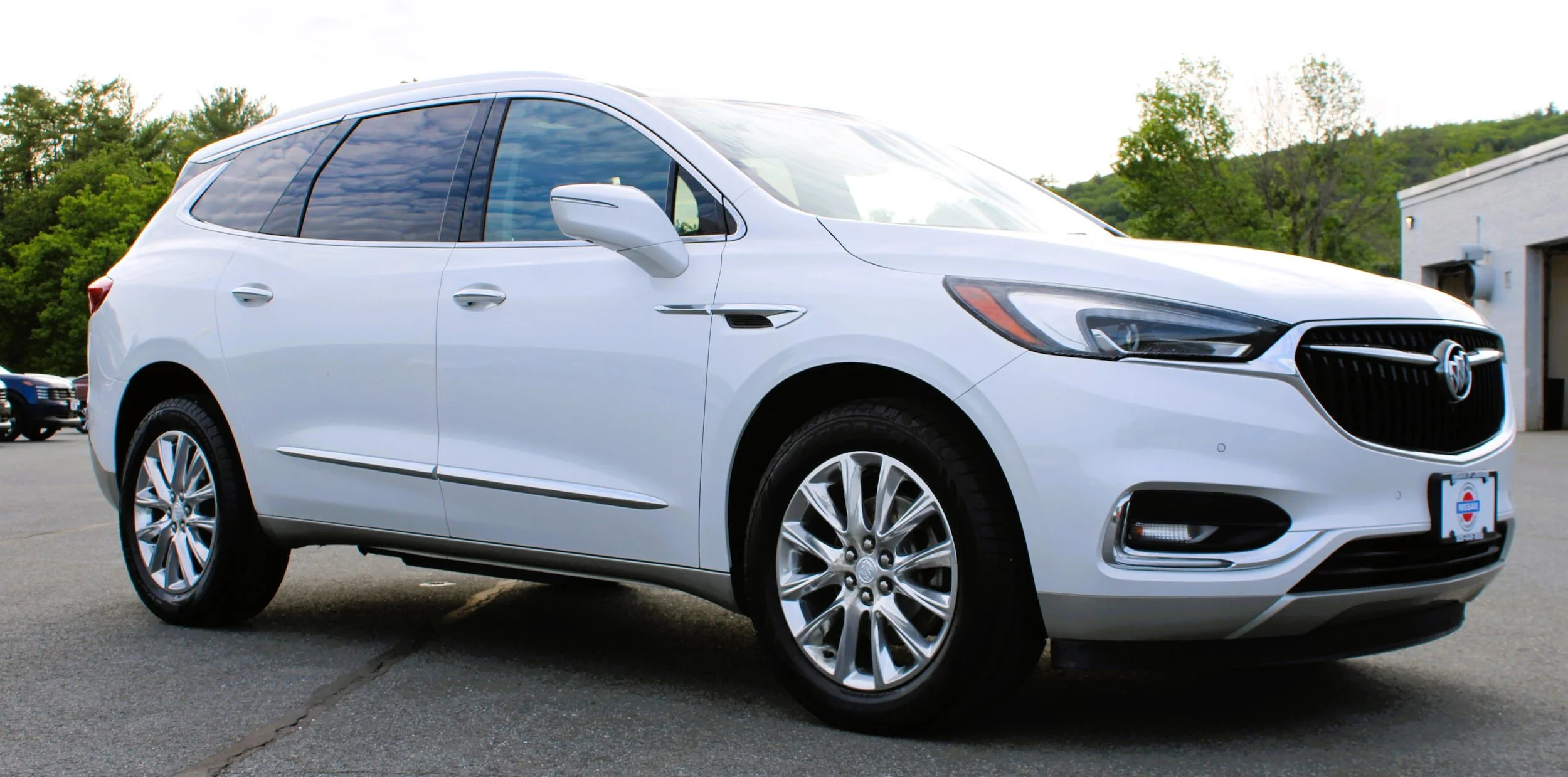 Used 2018 White Frost Tricoat Buick Premium image 4