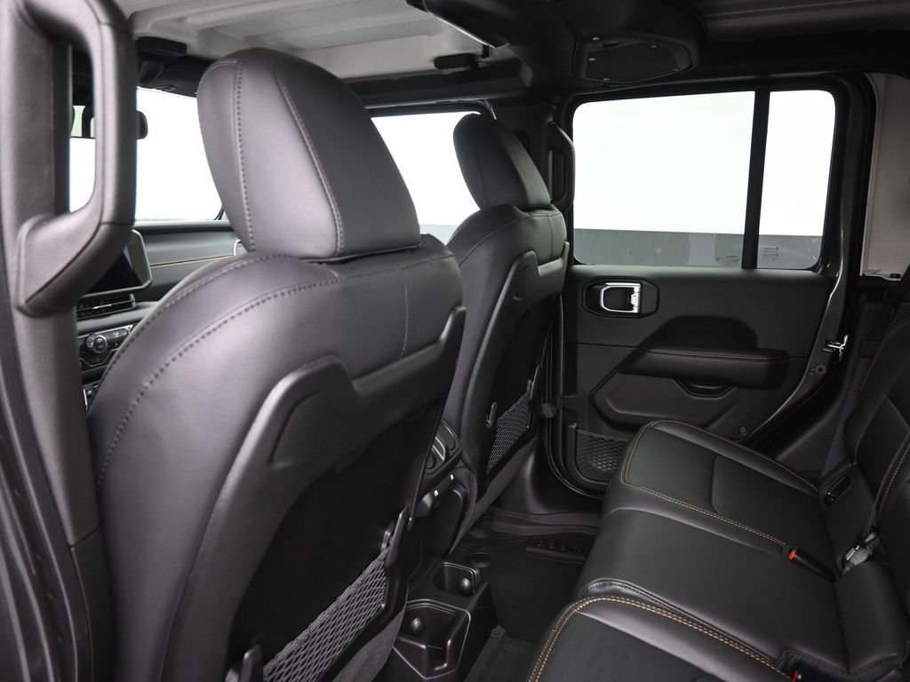 New 2026 Granite Crystal Metallic Clearcoat Jeep Sahara image 23