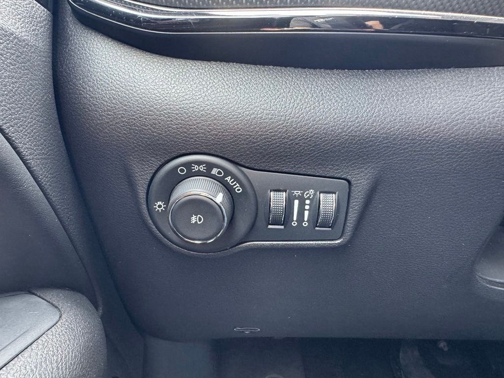 Used 2025 Bright White Clearcoat Jeep Trailhawk image 24