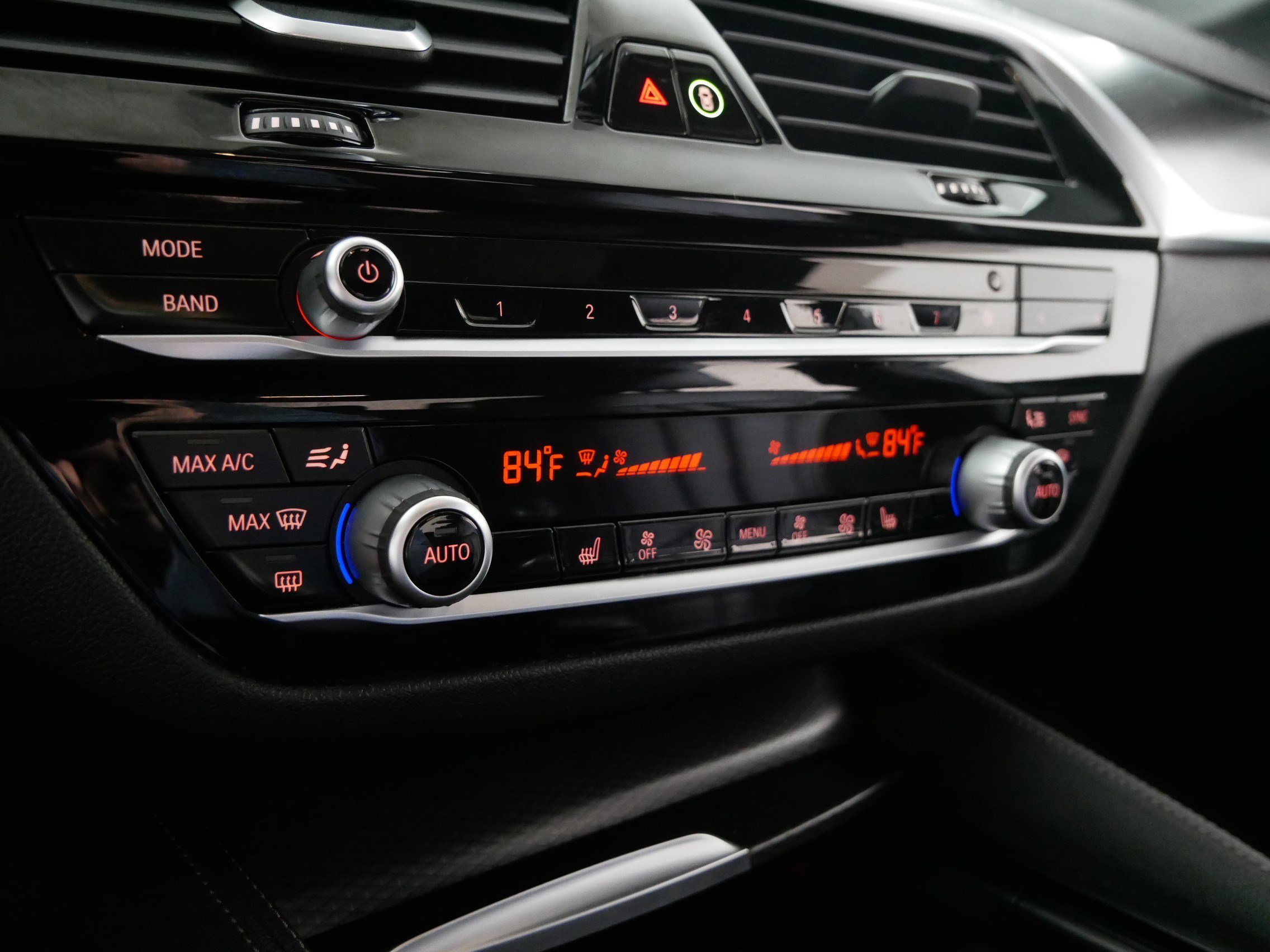 2022 BMW 5 Series M550i - Photo 23