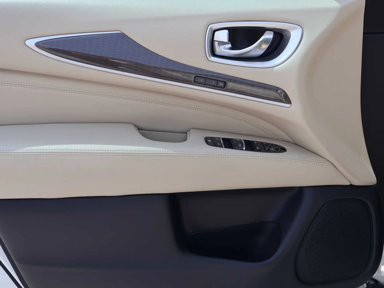 Used 2019 Majestic White INFINITI LUXE image 24