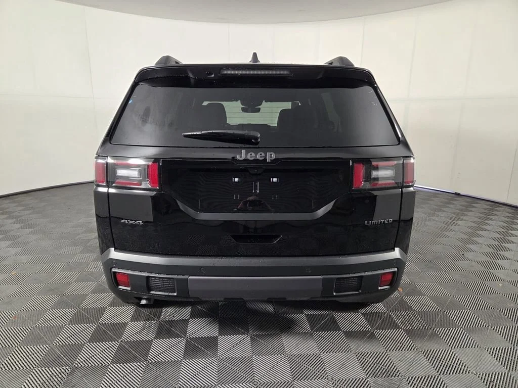 New 2026 Diamond Black Crystal Pearl-Coat Exterior Paint Jeep Limited image 6
