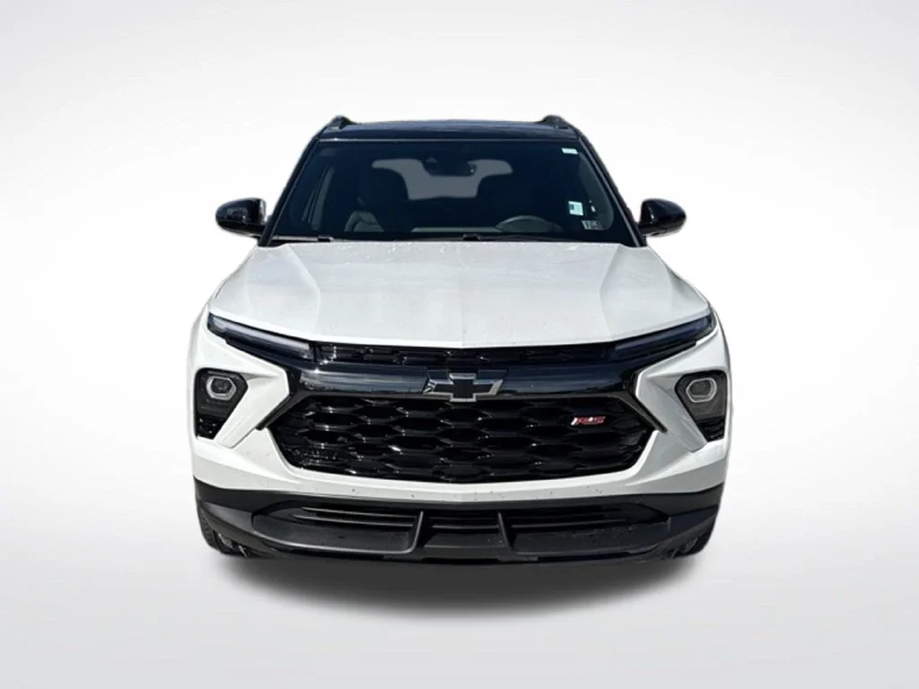 Used 2025 Pearl Chevrolet RS image 3