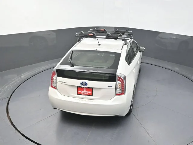 Used 2013 White Toyota Two image 28