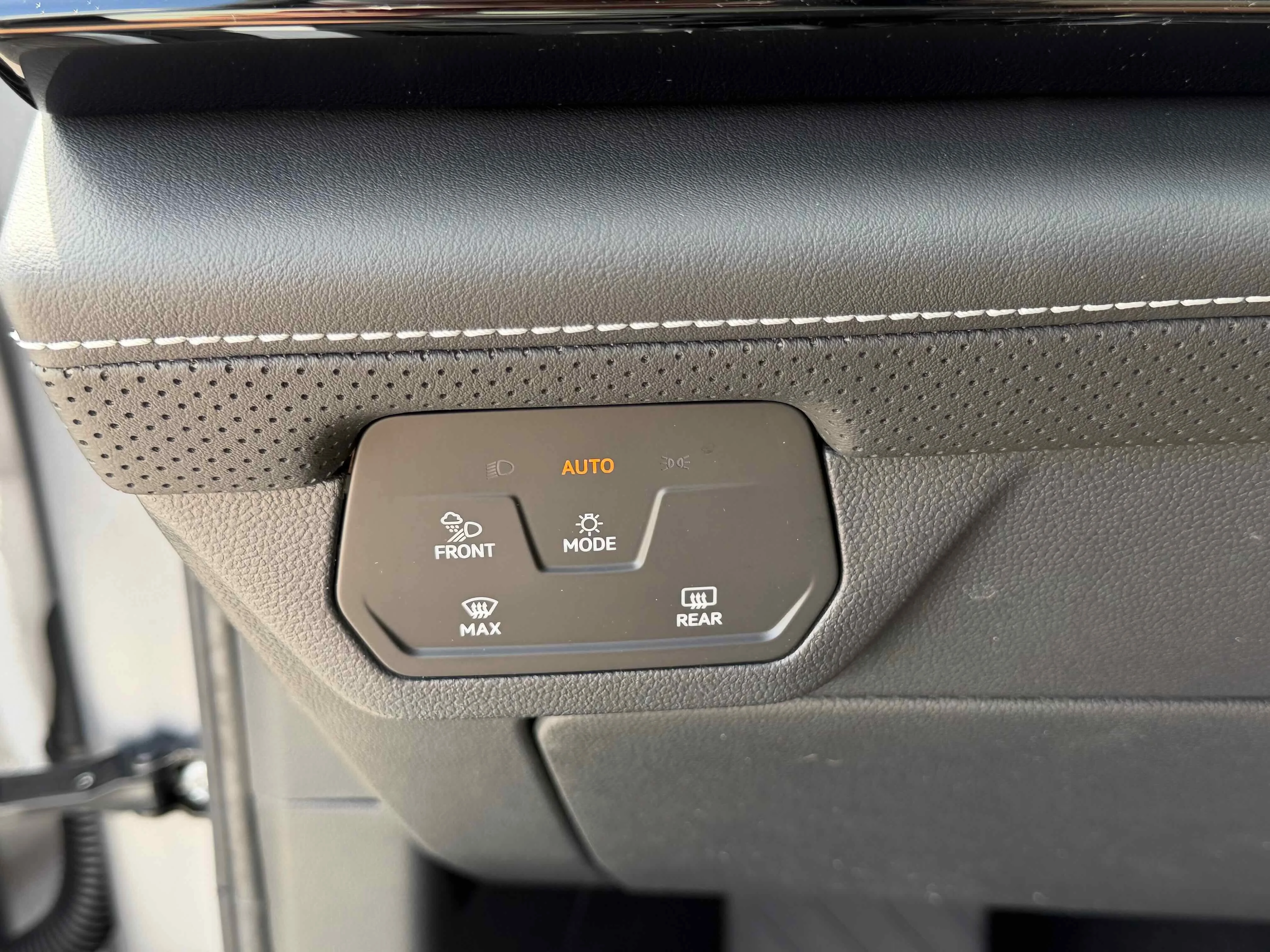 New 2026 Silver Mist Volkswagen 2.0T SE w/Technology image 24