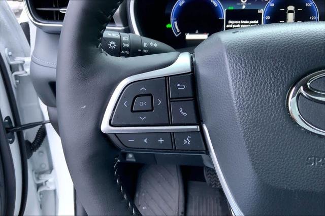 Certified Used 2025 WIND CHILL PEARL Toyota  image 23
