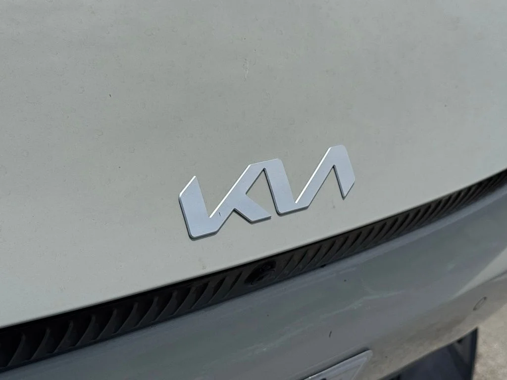 Used 2023 White Kia Wind image 20