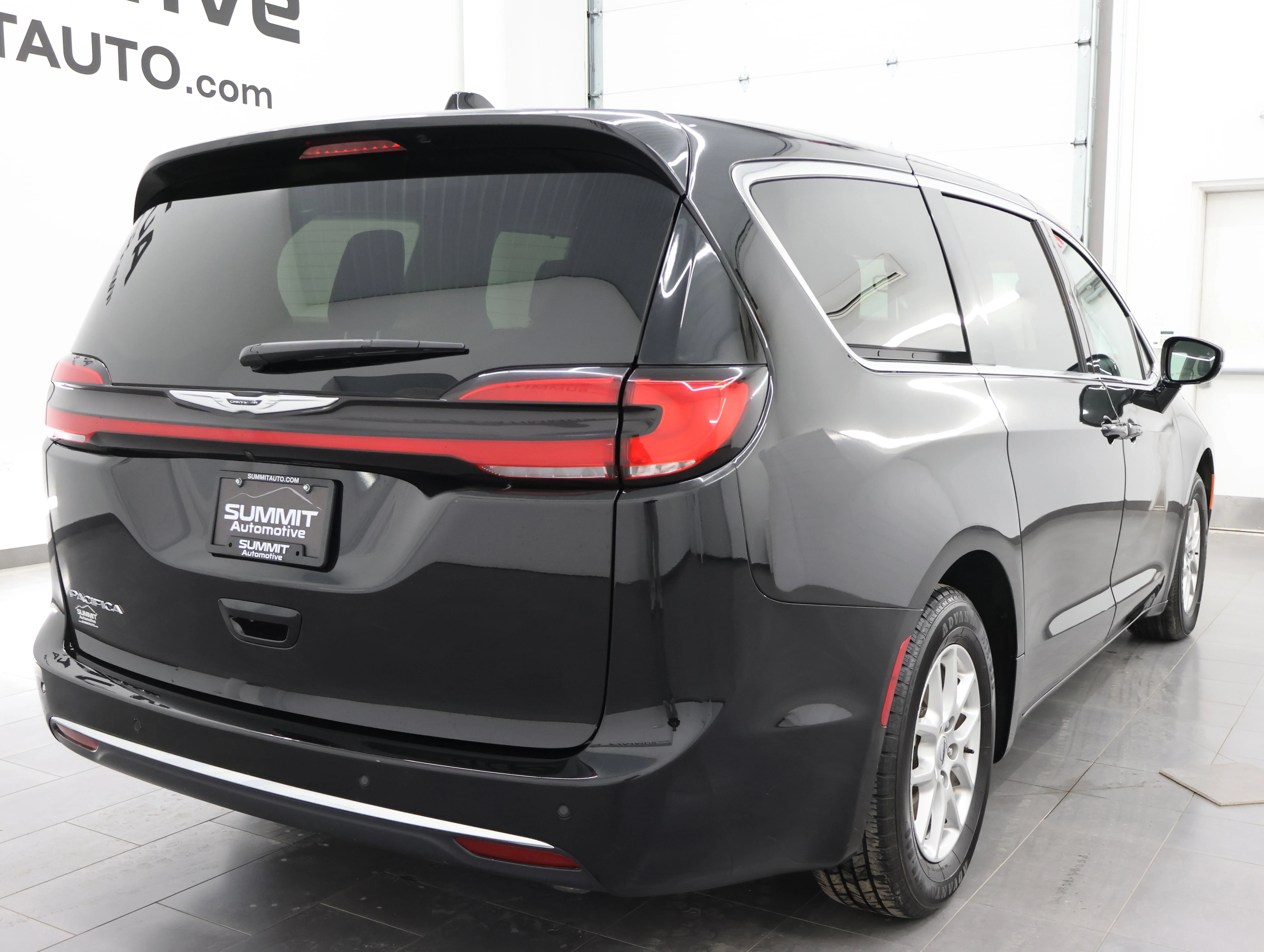 Used 2024 Diamond Black Crystal Pearlcoat Chrysler Touring L image 5