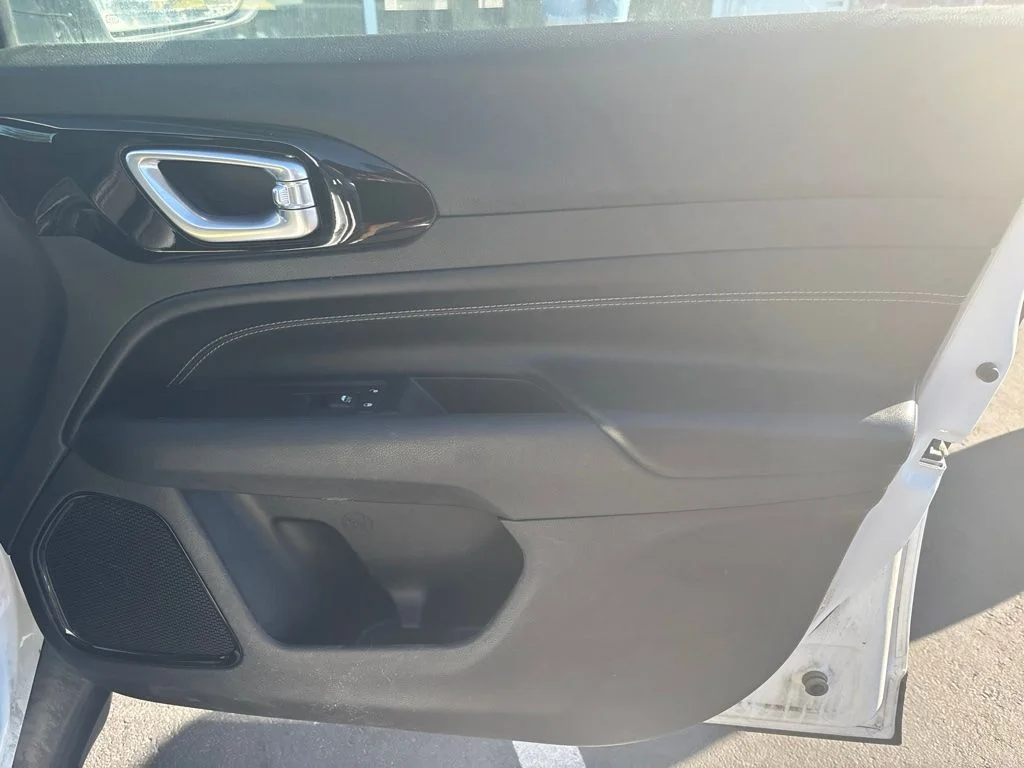 Used 2022 White Jeep Latitude image 14