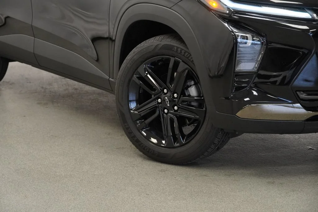 New 2026 Mosaic Black Metallic Chevrolet ACTIV image 9