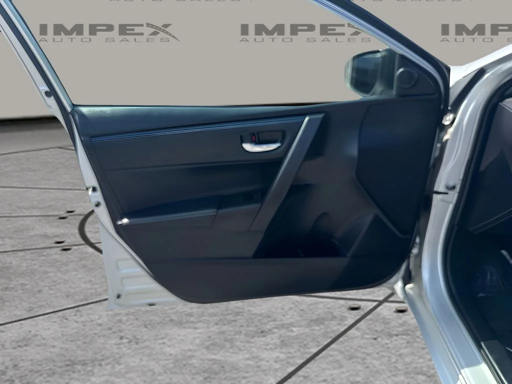Used 2017 Silver Toyota SE image 16