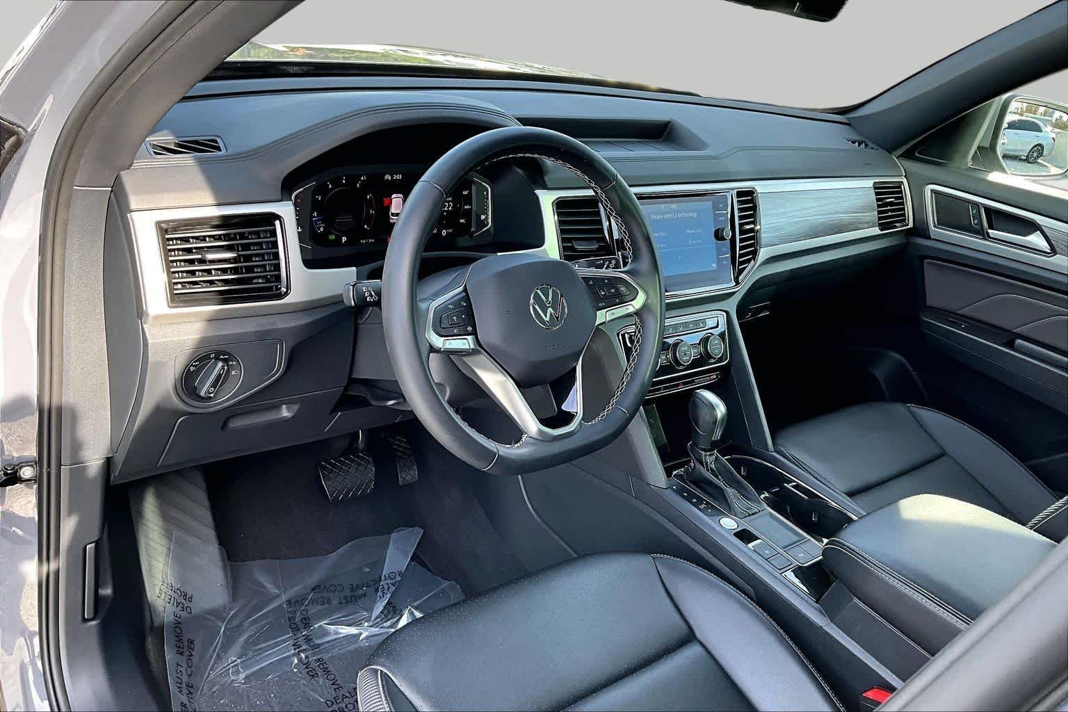 Used 2022 Pure Gray Volkswagen 2.0T SE w/Technology image 18