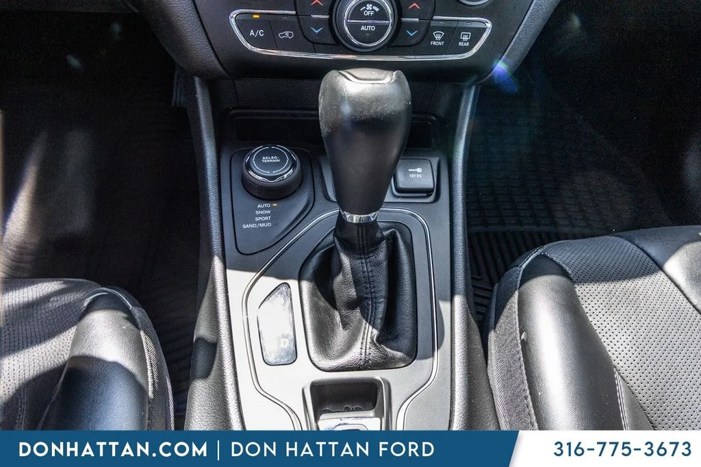 Certified Used 2022 Gray Jeep Latitude Lux image 10