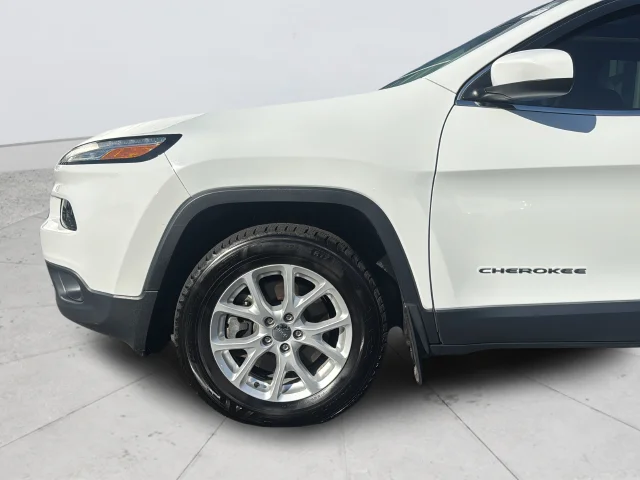 Used 2017 White Jeep Latitude image 36