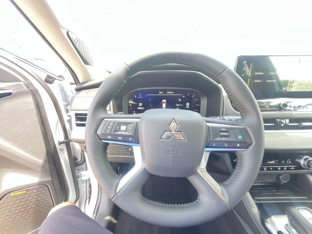 Used 2025 White Mitsubishi SE image 14