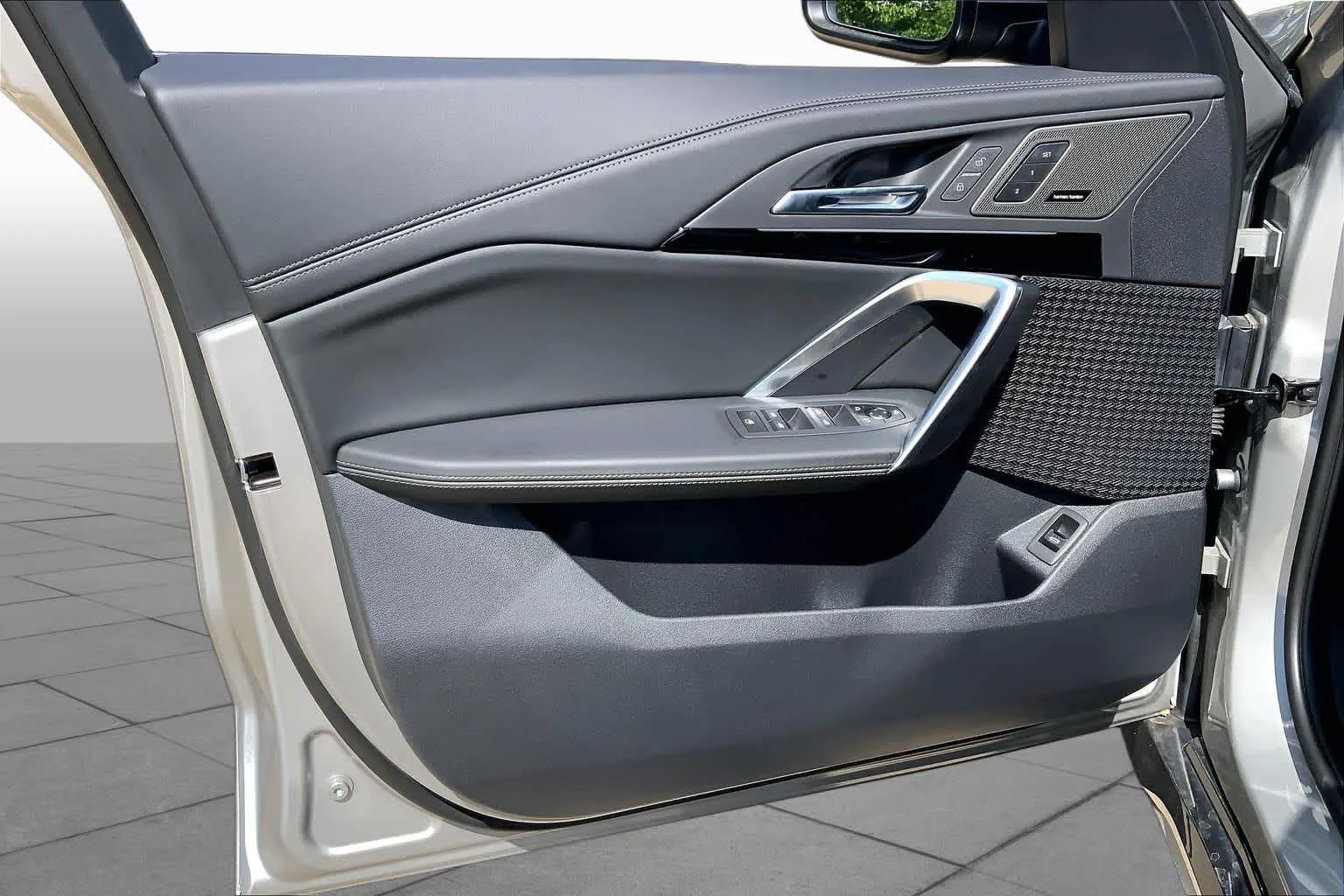 New 2026 Space Silver Metallic BMW xDrive28i image 10