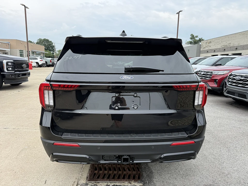 New 2027 Agate Black Metallic Ford ST-Line image 4