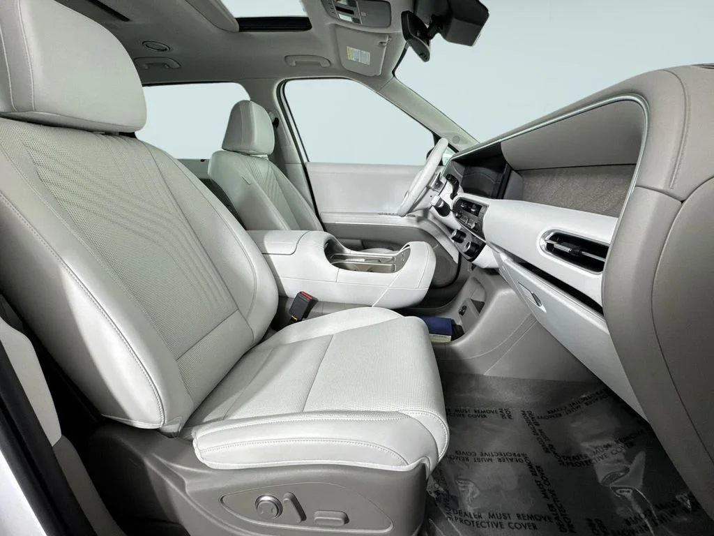 New 2026 White Hyundai SEL Premium image 8