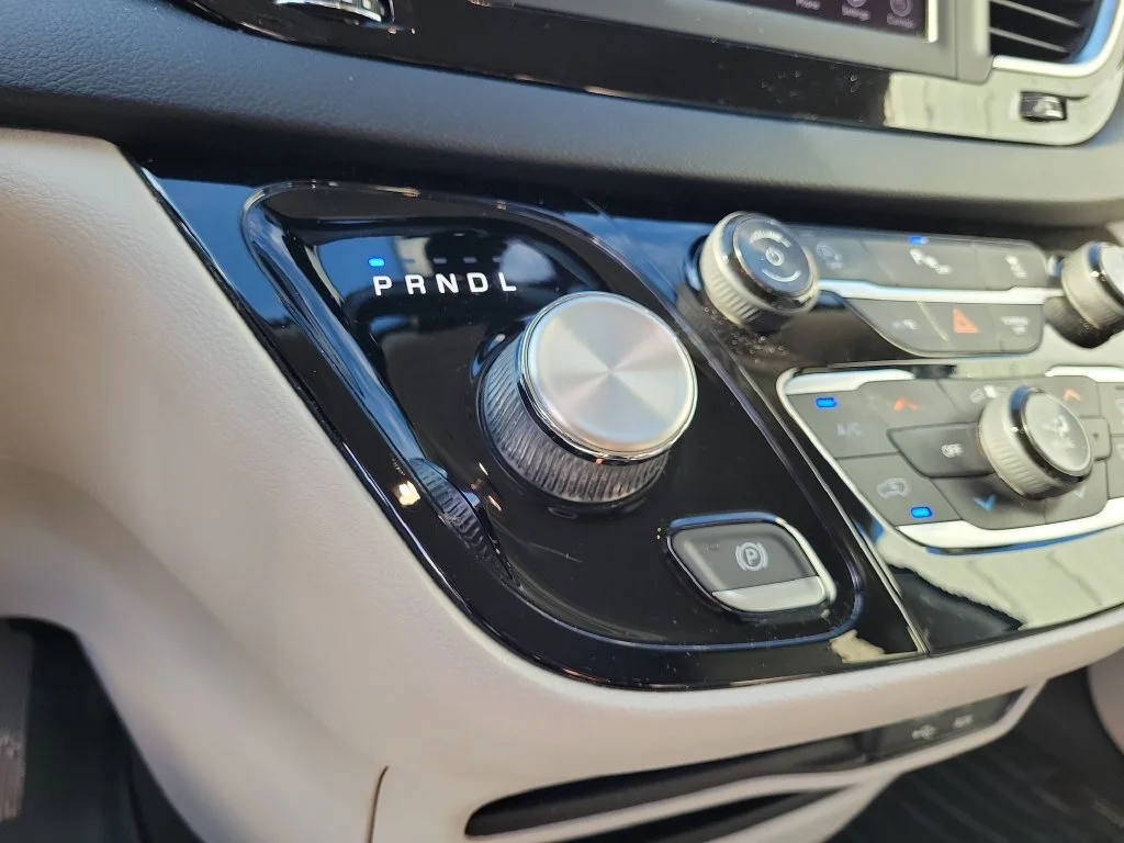 Used 2018 Gray Chrysler Touring L image 38