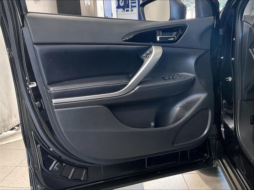 Used 2024 Silver Mitsubishi SE image 9