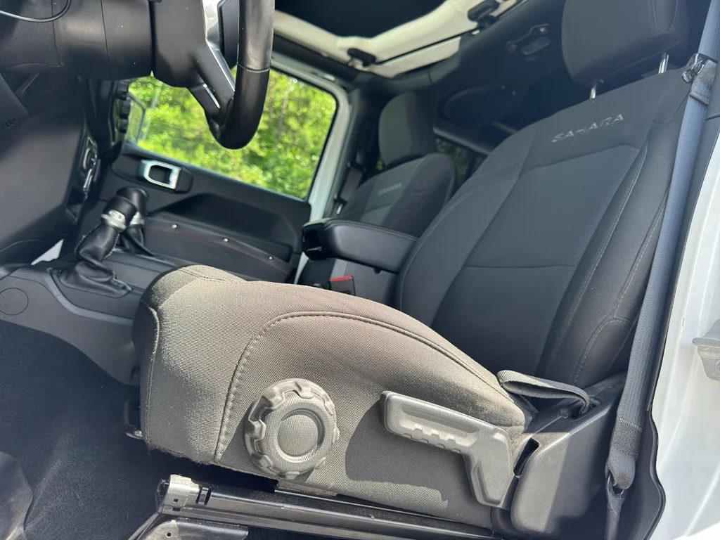 Used 2019 Bright White Clearcoat Jeep Sahara image 31