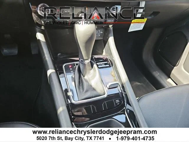 New 2026 Hydro Blue Pearl-Coat Exterior Paint Jeep Latitude image 23