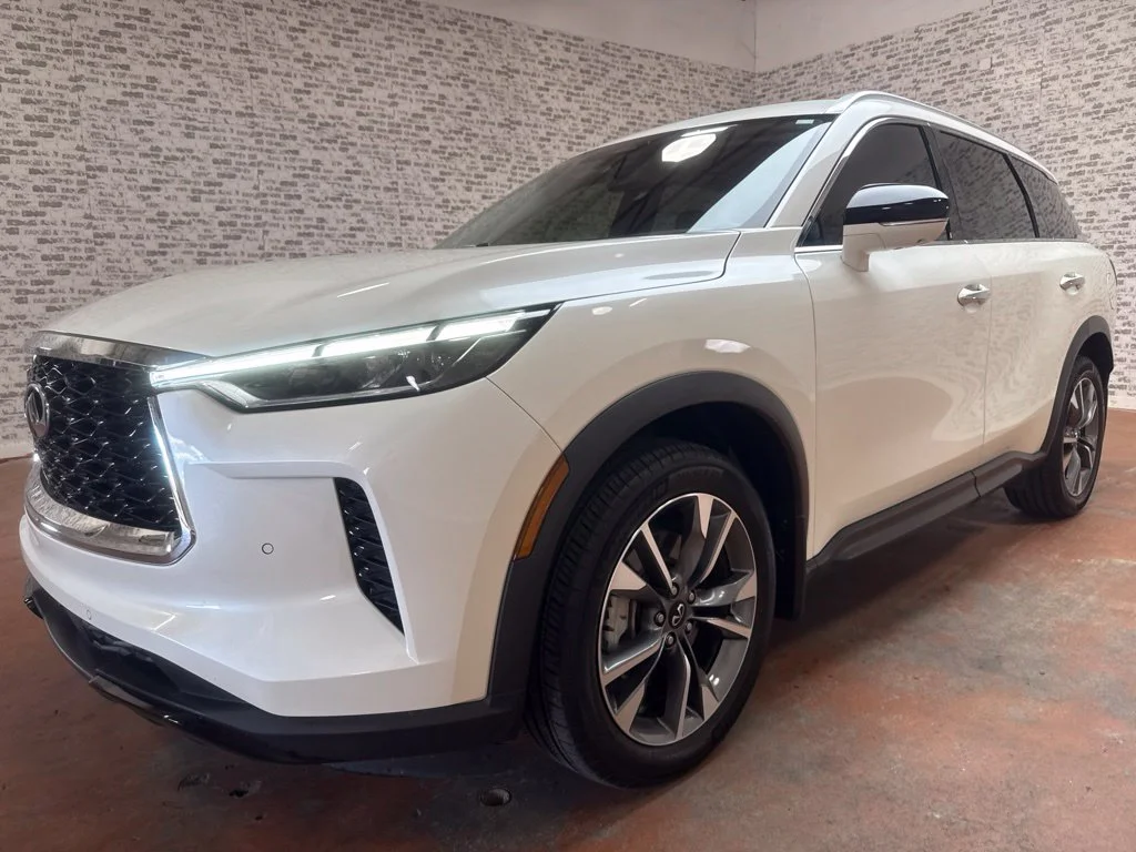 Used 2023 Majestic White INFINITI LUXE image 3