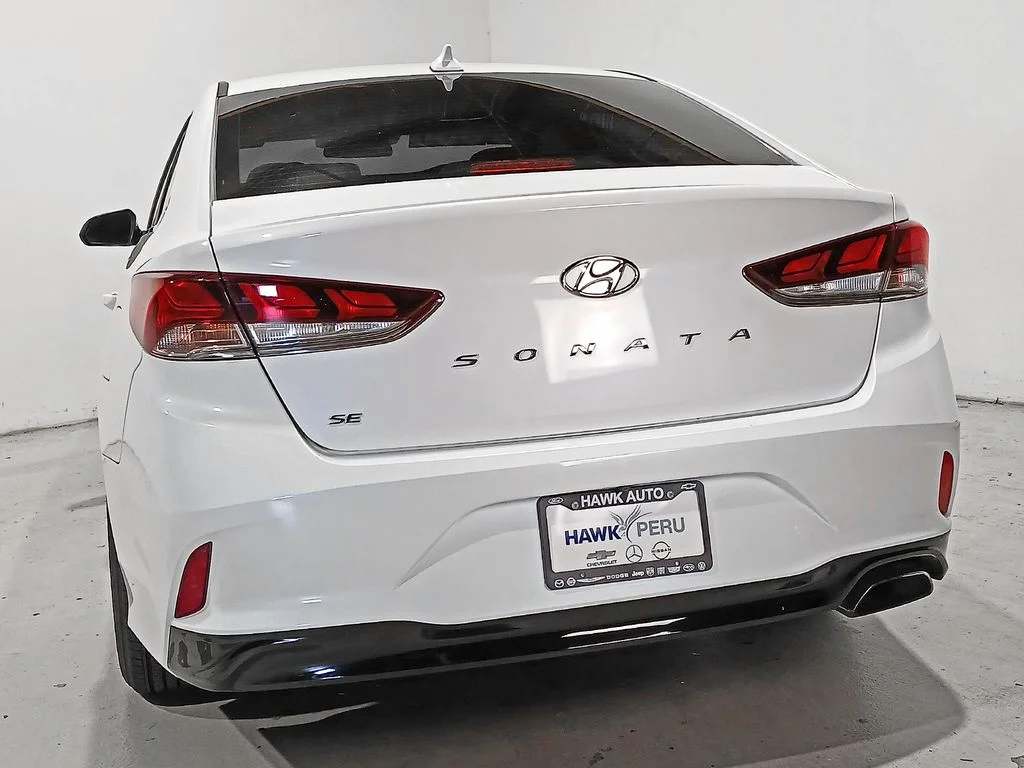 Used 2018 White Hyundai SE image 5