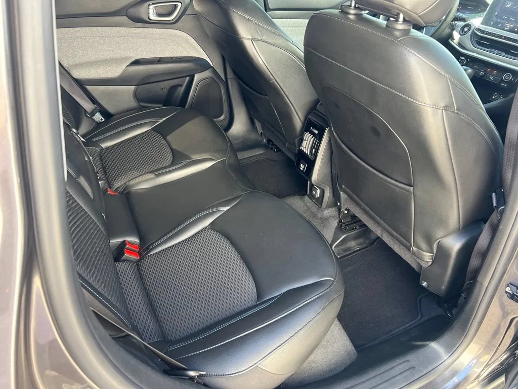 Used 2022  Jeep Latitude image 26