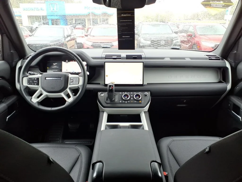 Used 2025  Land Rover S image 12