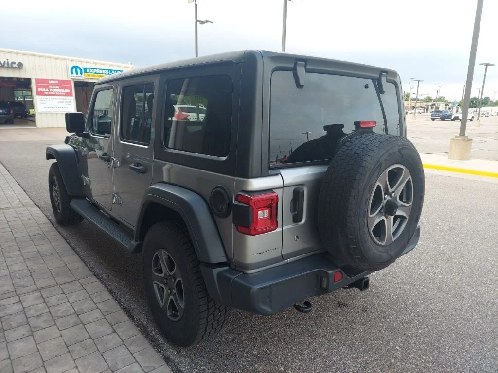 Used 2018 Silver Jeep Unlimited Sport S image 5