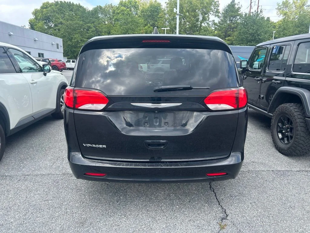 Used 2021 Black Chrysler LX image 5