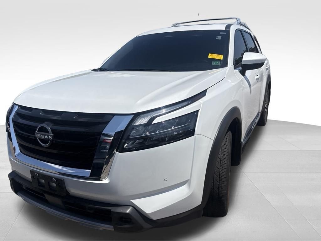 Used 2025 White Nissan Platinum image 3