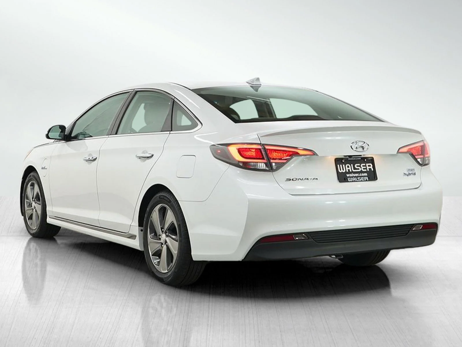 Used 2017 Hyper White Hyundai  image 3