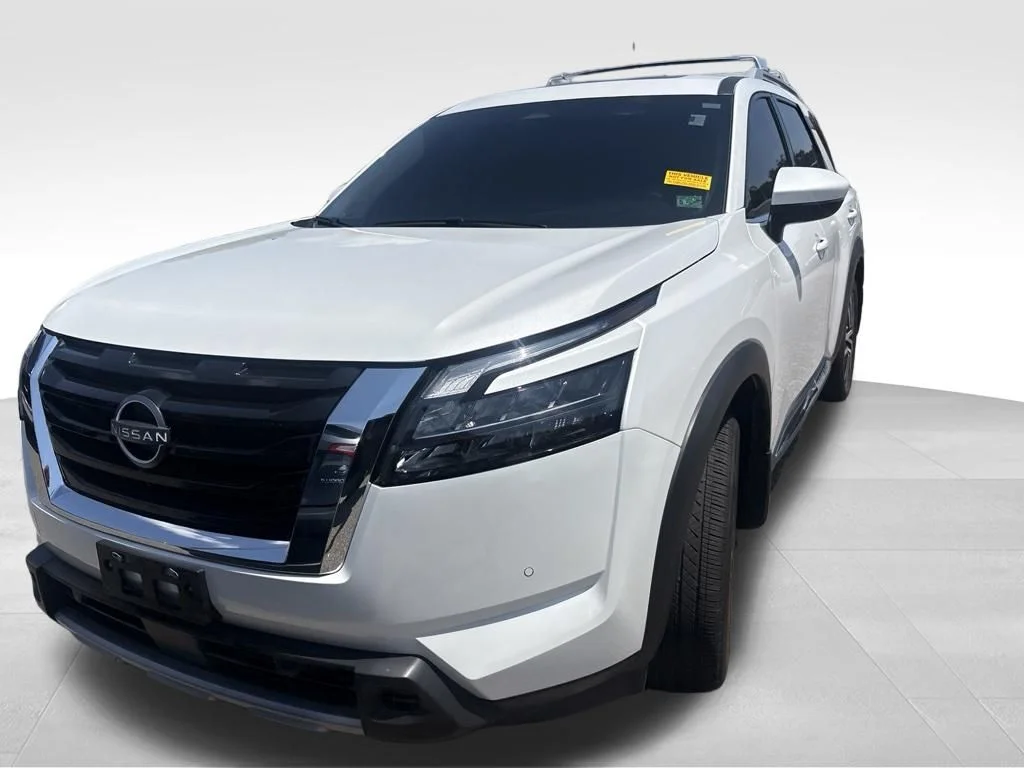 Used 2025 White Nissan Platinum image 3