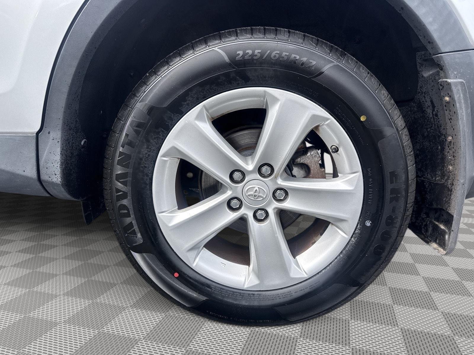 Used 2014 Classic Silver Metallic Toyota XLE image 5