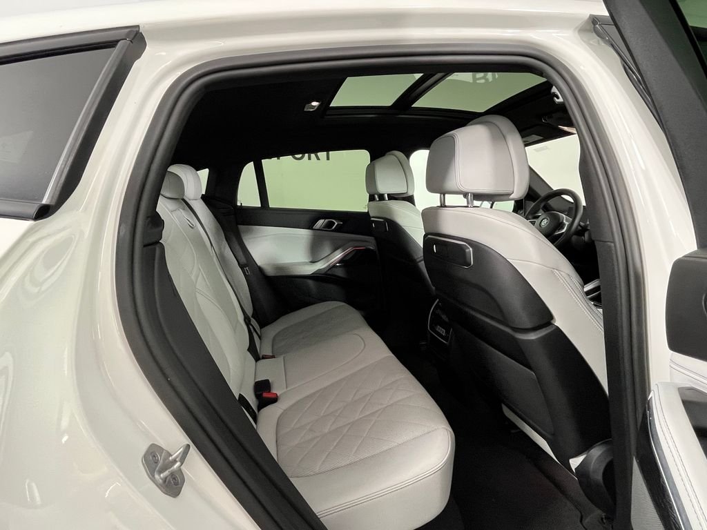 Used 2024 White BMW M60i image 23