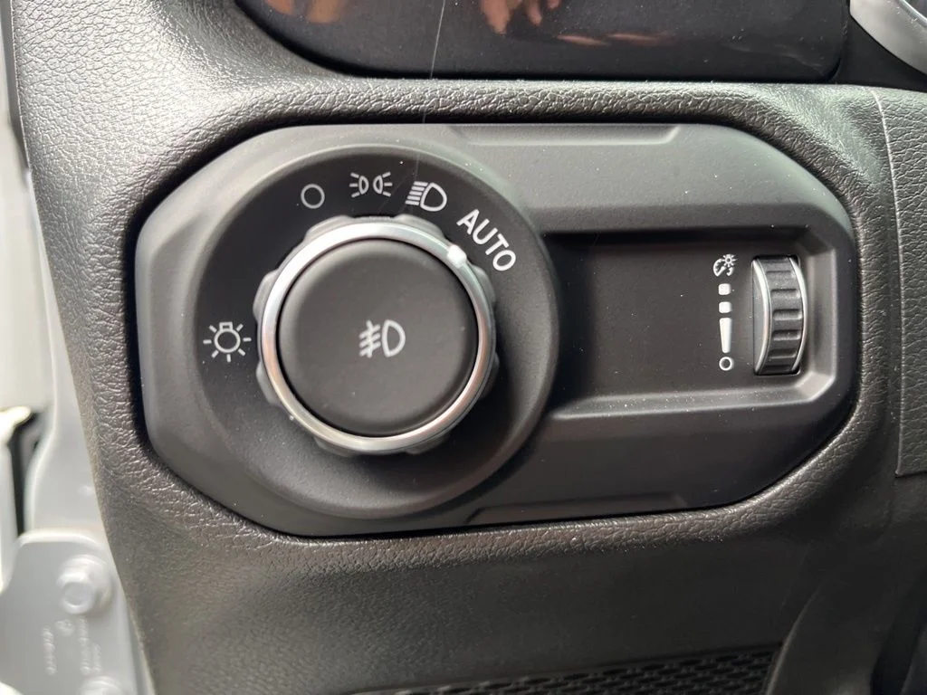 Used 2023 Silver Jeep Altitude image 15