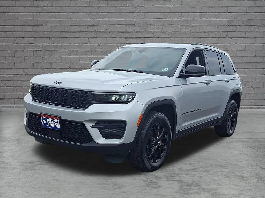 Used 2024 Silver Jeep Altitude X 4x4 image 5