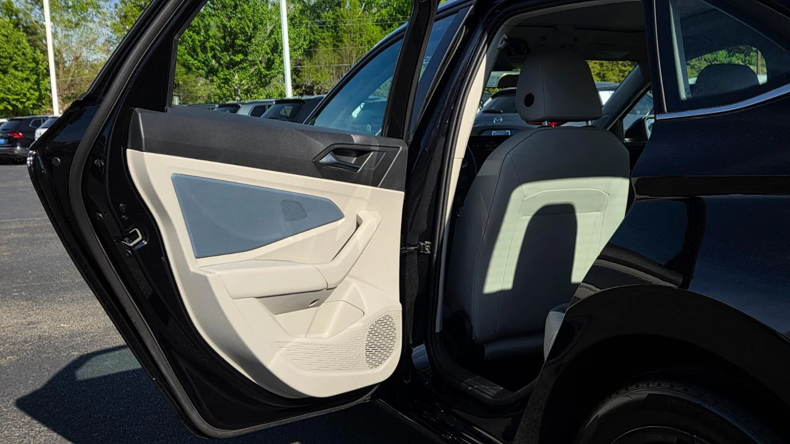 New 2026 Deep Black Pearl Volkswagen SE image 38