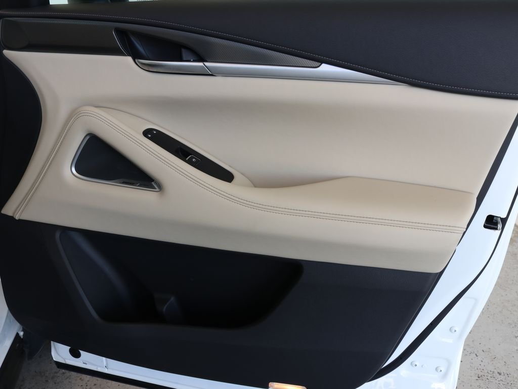 Certified Used 2025 White INFINITI LUXE image 43