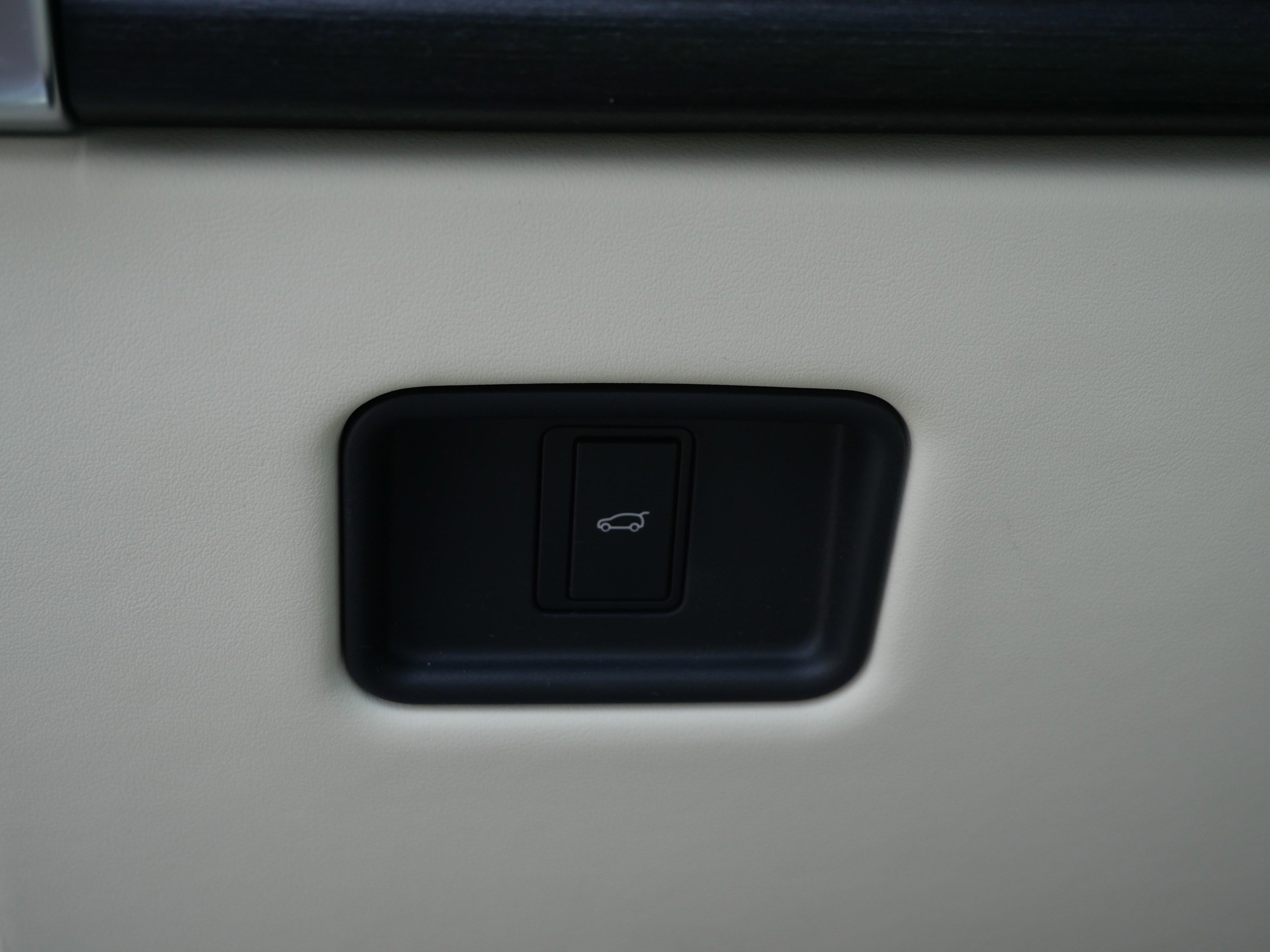 Used 2023 Fuji White Land Rover SE image 21