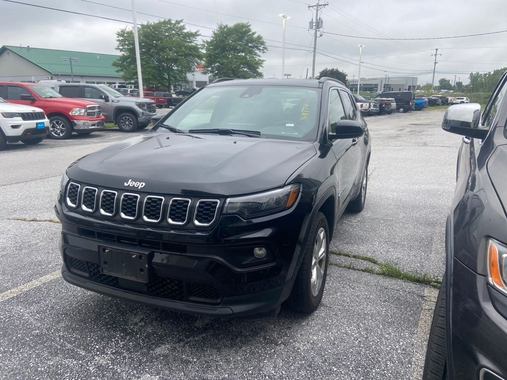 Used 2024 Diamond Black Crystal Pearlcoat Jeep Latitude image 3