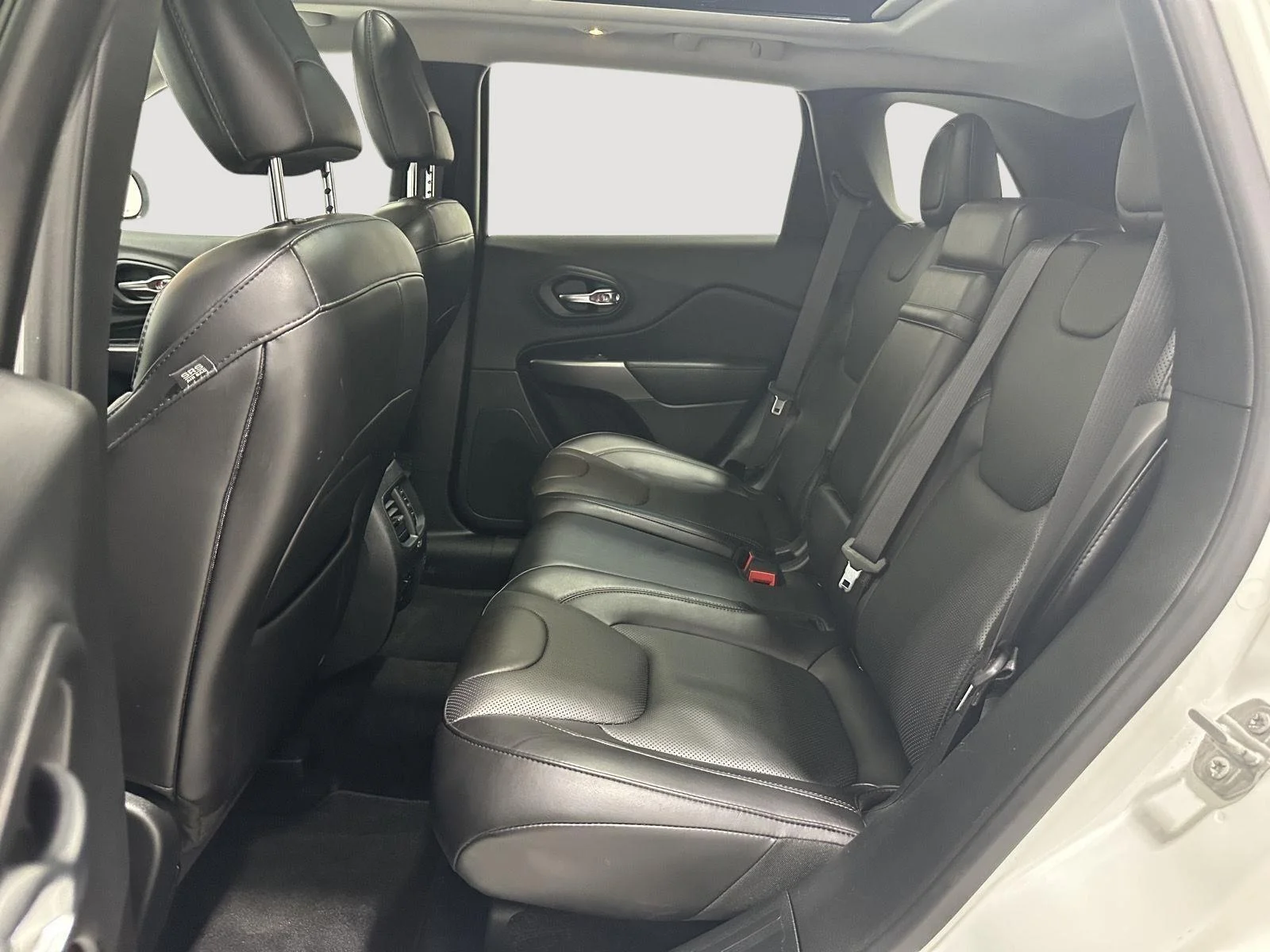 Used 2019 Bright White Clearcoat Jeep Limited image 23