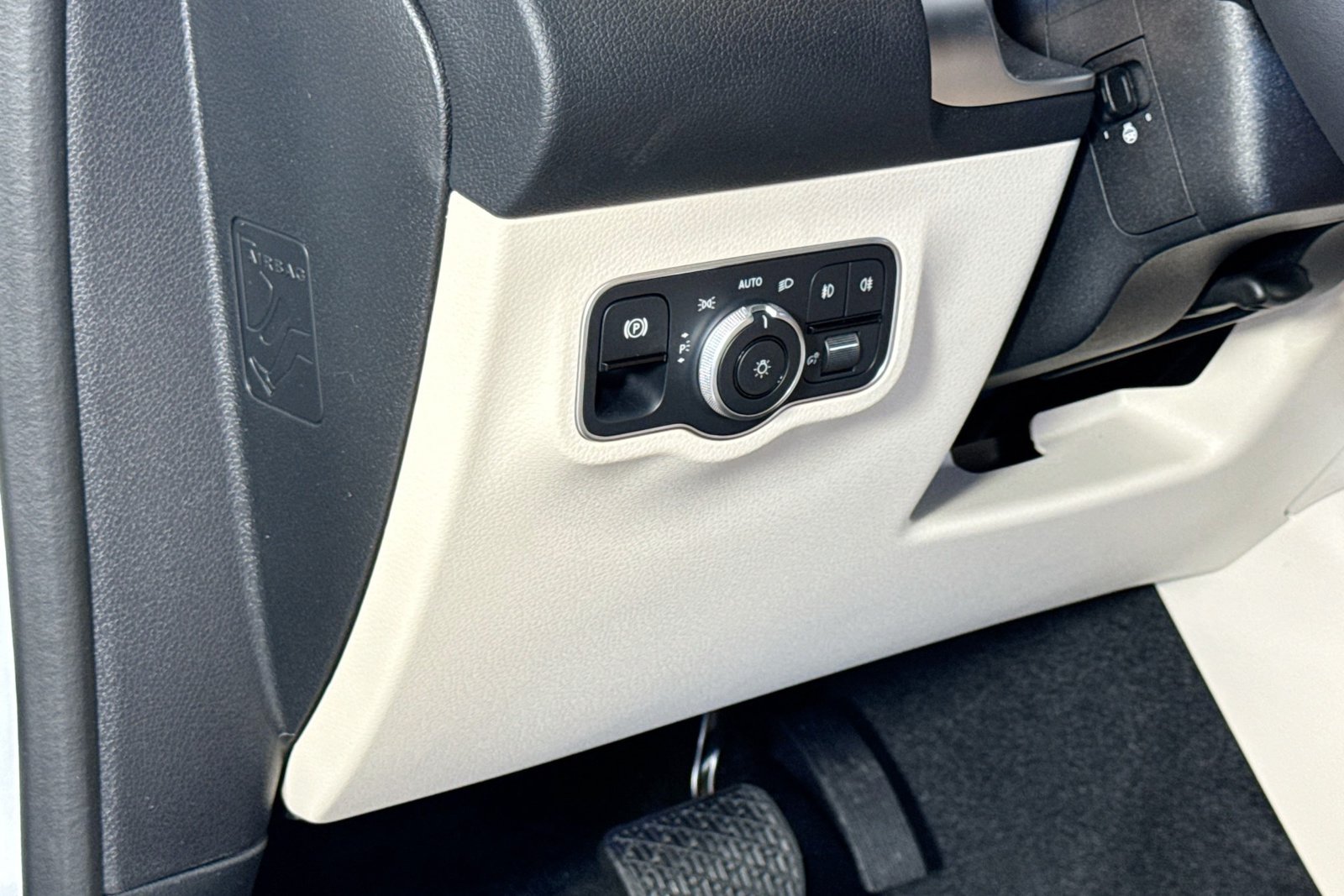 New 2026 Polar White Mercedes-Benz GLB 250 image 10
