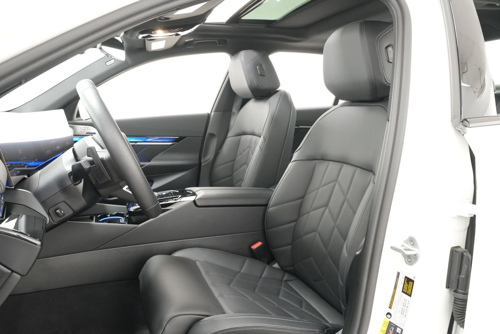 2025 BMW i5 M60 - Photo 29