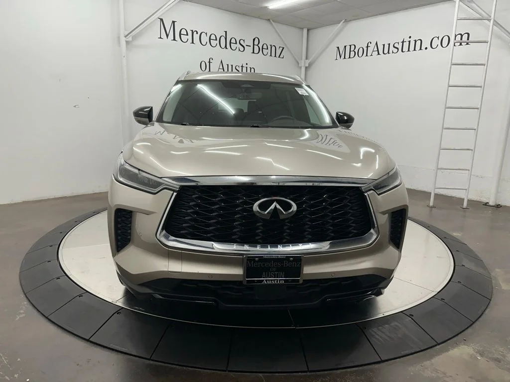 Used 2023 Silver INFINITI LUXE image 2